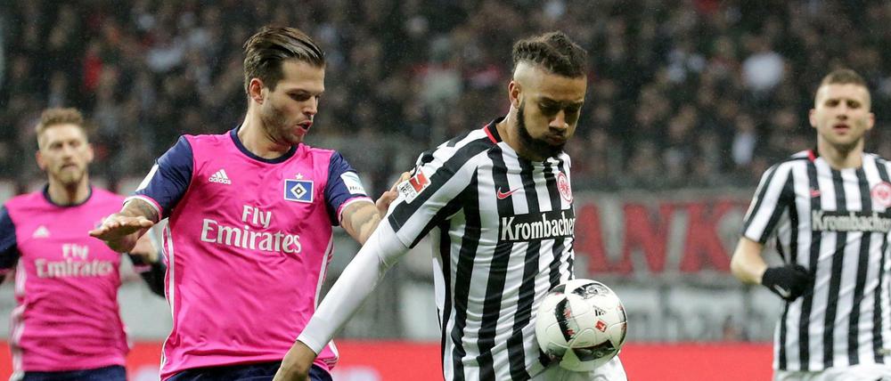 Michael Hector und Dennis Diekmeier kämpfen um den Ball.