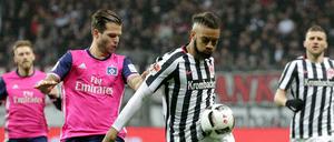 Michael Hector und Dennis Diekmeier kämpfen um den Ball.