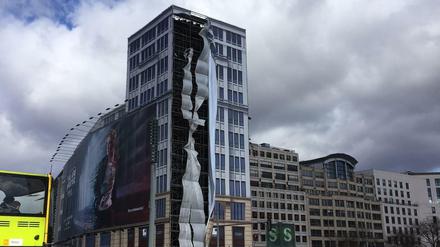 Am Leipziger Platz hat sich eine Plane von einem Baugerüst losgerissen.