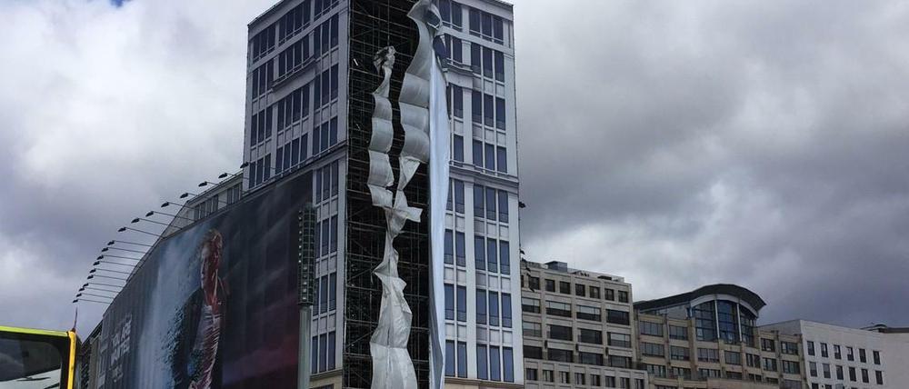 Am Leipziger Platz hat sich eine Plane von einem Baugerüst losgerissen.