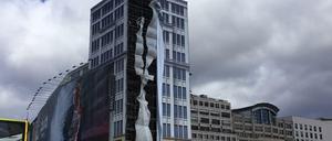 Am Leipziger Platz hat sich eine Plane von einem Baugerüst losgerissen.