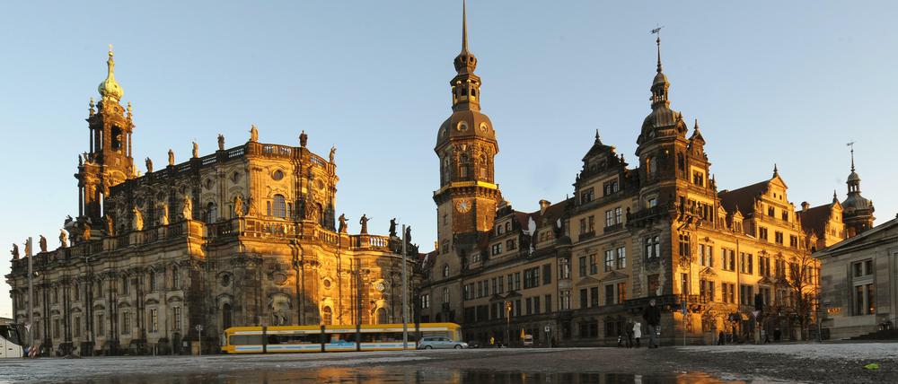 Das Ensemble des Dresdner Residenzschlosses auf dem Theaterplatz beherbergt unter anderem das Grüne Gewölbe, das Kupferstichkabinett und die Rüstkammer der Staatlichen Kunstsammlungen.