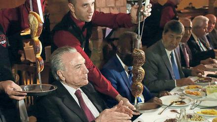 Brasiliens Präsident Michel Temer lud Botschafter zum Steakessen, um zu unterstreichen, dass brasilianisches Fleisch unbesorgt genossen werden könne. Örtliche Medien melden, es sei gar kein brasilianisches Fleisch serviert worden. 