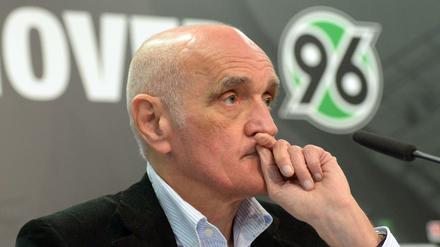 Martin Kind mischt sich immer wieder in die sportlichen Belange ein. 