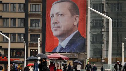 Ein großes Plakat mit einem Porträtfoto des türkischen Präsidenten Recep Tayyip Erdogan hängt am Taksim-Platz in Istanbul.