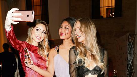 Caroline Einhoff, Anuthida Ploypetch and Leslie Huhn (v.li.) beim Selfieknipsen am Rande der "E! Entertainment Influencer Suite".