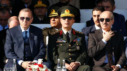 Der türkische Regierungsvize Numan Kurtulmus (r.) verteidigt die Nazi-Vergleiche von Präsident Erdogan (l.).