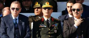 Der türkische Regierungsvize Numan Kurtulmus (r.) verteidigt die Nazi-Vergleiche von Präsident Erdogan (l.).