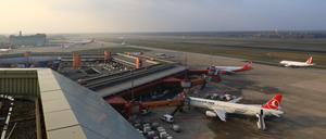 Blick vom Tower auf das Flughafengelände in Berlin-Tegel 