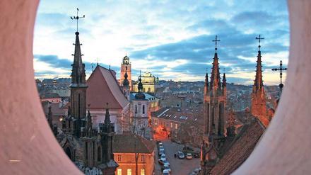 Kirchtürme, so weit das Auge reicht. Blick über die Altstadt von Vilnius. 