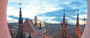Kirchtürme, so weit das Auge reicht. Blick über die Altstadt von Vilnius. 