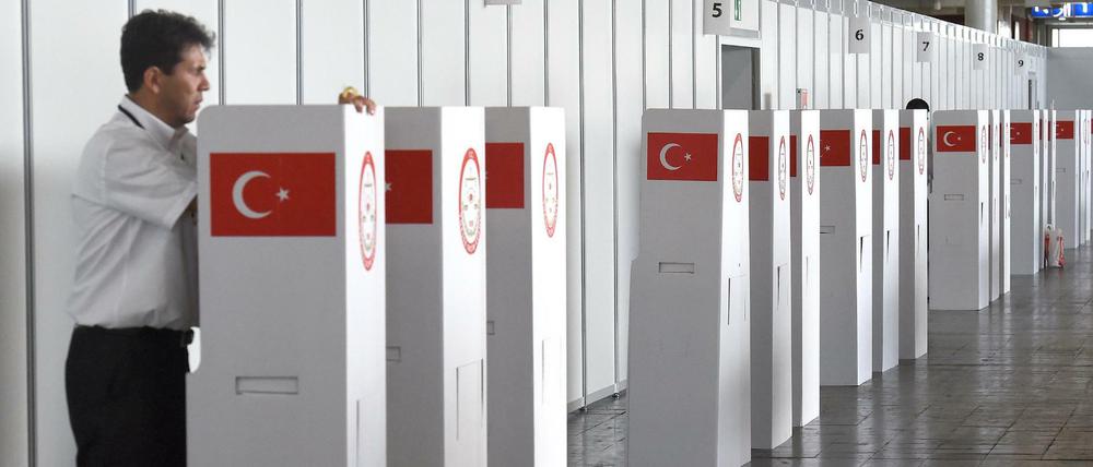 Auch in Deutschland wird über das türkische Verfassungsreferendum abgestimmt. Das Archivbild zeigt Wahlurnen zur türkischen Präsidentschaftswahl 2014 in einer Messehalle in Hannover. 