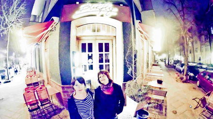 Lucie Friede, 53 (rechts im Bild), und Cornelia Ort, 49, Chefinnen im „Barfly“. 