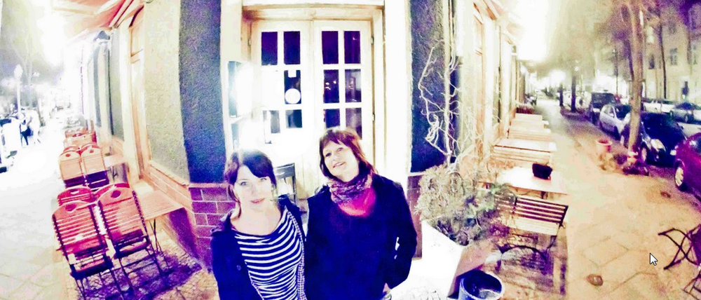 Lucie Friede, 53 (rechts im Bild), und Cornelia Ort, 49, Chefinnen im „Barfly“.