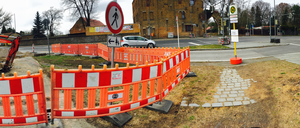 Eigentlich soll hier nur eine Haltestelle erneuert werden. Die Busse fahren jetzt in die kleine Fahrbahn, in der sonst nur ein Minis-Bus wendet.