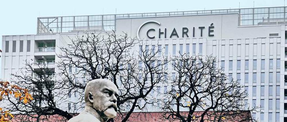 Das Bettenhaus der Charité in Mitte und Robert Koch gehören zu Berlin wie Elefantentor und Siegessäule. Die Universitätsklinik steht im Zentrum der Gesundheitswirtschaft.