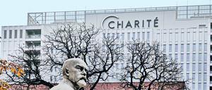 Das Bettenhaus der Charité in Mitte und Robert Koch gehören zu Berlin wie Elefantentor und Siegessäule. Die Universitätsklinik steht im Zentrum der Gesundheitswirtschaft.
