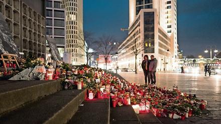 Mit Blumen und Kerzen wird an der Gedächtniskirche der Opfer vom Breitscheidplatz gedacht.