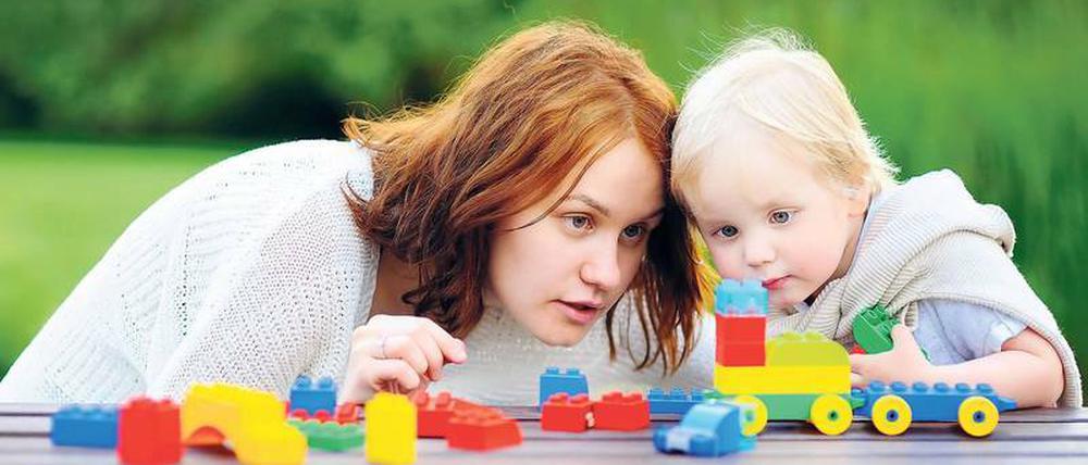 Spielen, bauen, trösten. Auch wenn es schwerfällt, das eigene Kind abzugeben – meistens weint es nur so lange, bis die Eltern das Haus verlassen haben. 