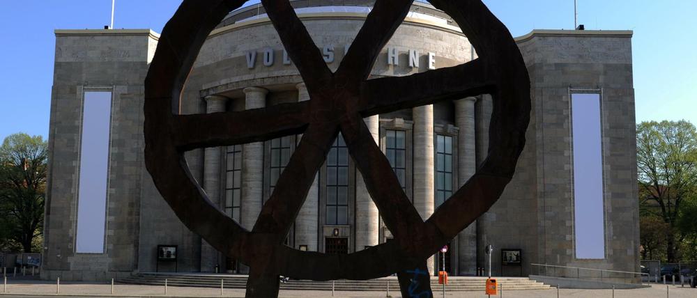 Die Rad-Skulptur vor der Volksbühne am Rosa-Luxemburg-Platz soll zum Ende der Ära Castorf verschwinden.