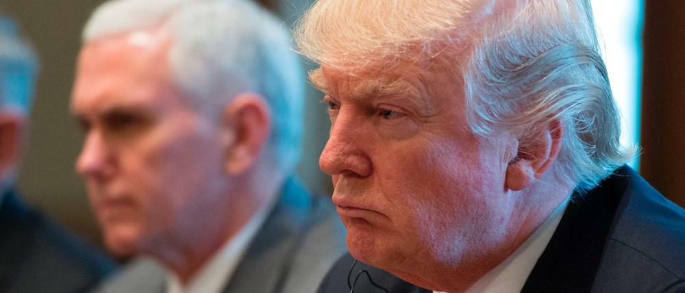 Donald Trump mit Vize Mike Pence bei Beratungen mit dem irakischen Premier Haider Al-Abadi am Montag in Washington.