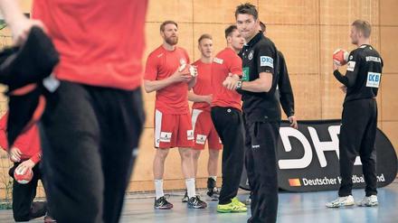 Start mit Hindernissen. Christian Prokop (2. v. r.) hat die Nationalmannschaft übernommen, bei seinen ersten Spielen muss der 38-Jährige aber auf etliche Stammspieler verzichten.