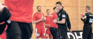 Start mit Hindernissen. Christian Prokop (2. v. r.) hat die Nationalmannschaft übernommen, bei seinen ersten Spielen muss der 38-Jährige aber auf etliche Stammspieler verzichten. 