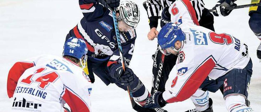 Kämpfen und siegen. Das gilt für die Eisbären in Spiel sechs.