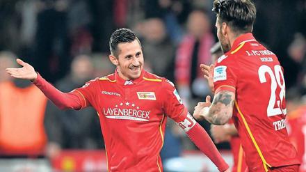 Tabellenführer! Unions Steven Skrzybski und Mitspieler Christopher Trimmel (rechts) haben Grund zur Freude. Foto: Sören Stache/dpa