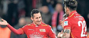 Tabellenführer! Unions Steven Skrzybski und Mitspieler Christopher Trimmel (rechts) haben Grund zur Freude. Foto: Sören Stache/dpa