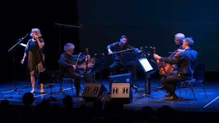 Die Sängerin Jennifer Walshe und das Arditti Quartett.