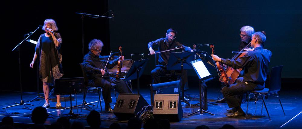 Die Sängerin Jennifer Walshe und das Arditti Quartett.