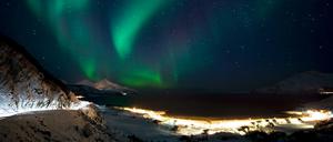 Das Glück ist bekanntlich flüchtig - derzeit ist es bevorzugt in Norwegen zuhause. Was Polarlichter dazu beitragen, ist nicht abschließend geklärt.