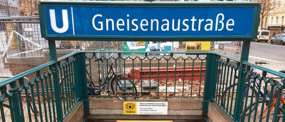Viele der Methadon-Suchtpatienten haben am U-Bahnhof Gneisenaustraße ihren Treffpunkt. Das stört die Anwohner.