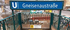Viele der Methadon-Suchtpatienten haben am U-Bahnhof Gneisenaustraße ihren Treffpunkt. Das stört die Anwohner. 