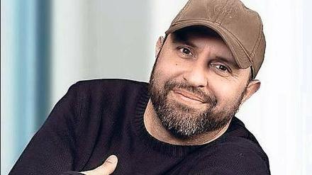 Nazi hier, Nazi da. Serdar Somuncu, 48, Kabarettist, unterwegs auf vielen Kanälen, ZDF, n-tv, Radio Eins, Bühne. Kanzler will der Gladbach-Fan auch noch werden.