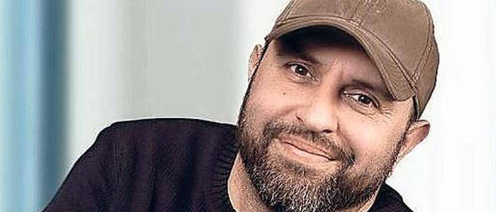 Nazi hier, Nazi da. Serdar Somuncu, 48, Kabarettist, unterwegs auf vielen Kanälen, ZDF, n-tv, Radio Eins, Bühne. Kanzler will der Gladbach-Fan auch noch werden.