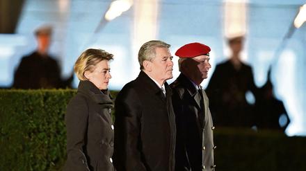 Bundespräsident Joachim Gauck mit Verteidigungsministerin Ursula von der Leyen (CDU) und Generalinspekteur der Bundeswehr Volker Wieker.
