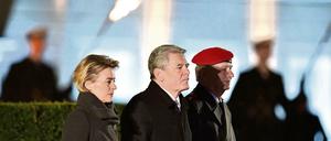 Bundespräsident Joachim Gauck mit Verteidigungsministerin Ursula von der Leyen (CDU) und Generalinspekteur der Bundeswehr Volker Wieker.