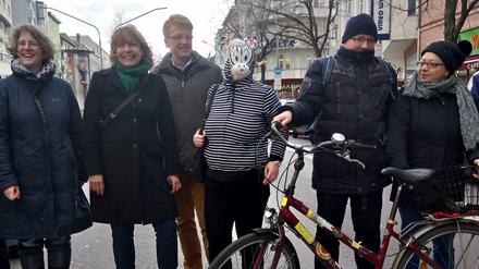 Symbolisch unterstützt eine Anwohnerin als Zebra verkleidet die Flashmob-Aktion von Catherina Pieroth-Manelli (Zweite von links) und dem Forum Schöneberg.