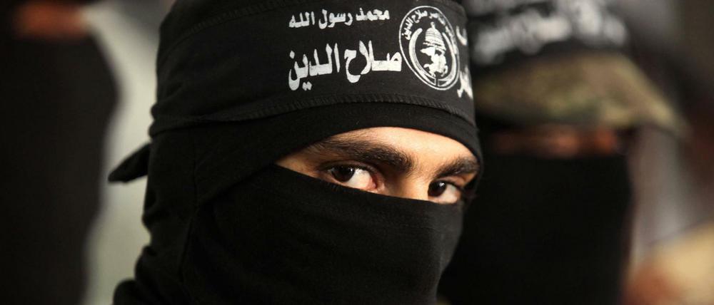 Ein Kämpfer der militanten "Nasser-Salah-al-Din"-Brigade steht im September 2016 am Rande einer Pressekonferenz in Gaza-Stadt.