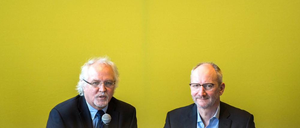 Generalmusikdirektor Donald Runnicles (l) und Intendant Dietmar Schwarz stellen die Saison 2017/18 der Deutschen Oper vor.