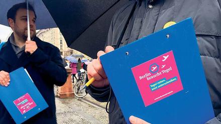 Kurz vor Fristablauf für das Volksbegehren „Berlin braucht Tegel“ trotzten die Aktivisten am Sonntag dem Regen.