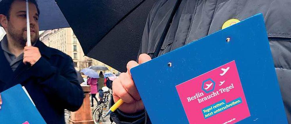 Kurz vor Fristablauf für das Volksbegehren „Berlin braucht Tegel“ trotzten die Aktivisten am Sonntag dem Regen.