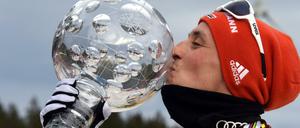 Eric Frenzel mit seiner Lieblingstrophäe: der großen Kristallkugel für den Gesamtweltcup.