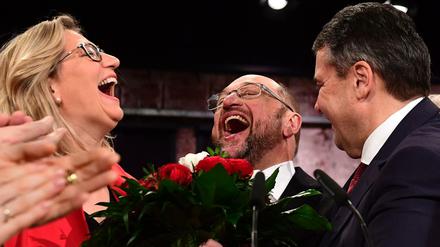 Was für ein Gefühl: 100 Prozent! Es gab von den Delegierten keine Gegenstimme gegen Schulz, hier mit der saarländischen Spitzenkandidatin Anke Rehlinger und seinem Vorgänger als SPD-Chef, Sigmar Gabriel.