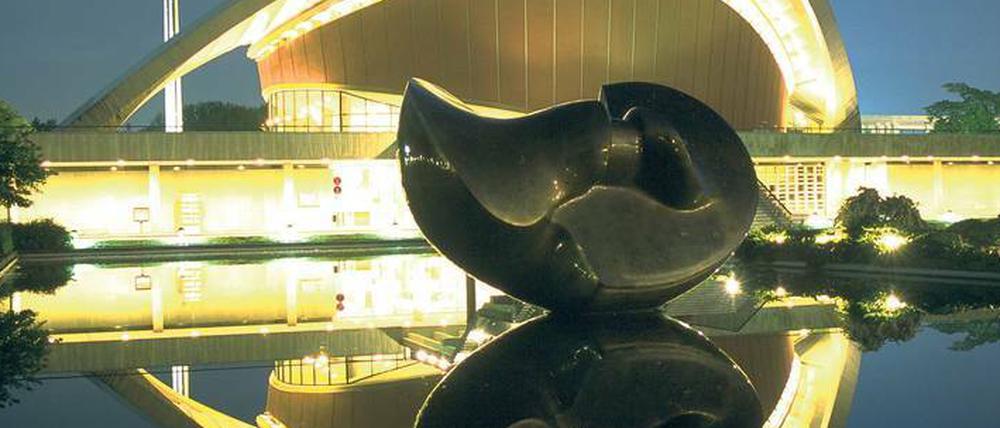 Nachtfalter. Das HKW mit seiner Henry-Moore-Plastik.