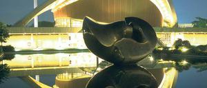 Nachtfalter. Das HKW mit seiner Henry-Moore-Plastik.