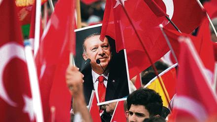 Anhänger des türkischen Staatspräsidenten Erdogan im Juli 2016 in Köln 