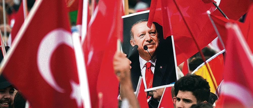 Anhänger des türkischen Staatspräsidenten Erdogan im Juli 2016 in Köln 
